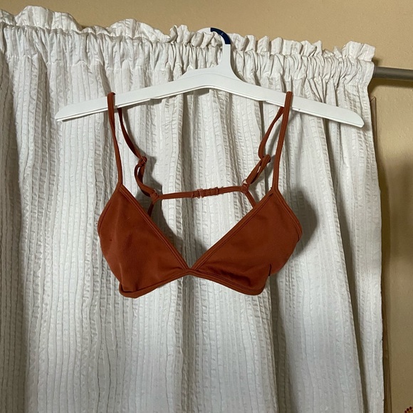 Maroon bra 🌊 - Picture 1 of 1